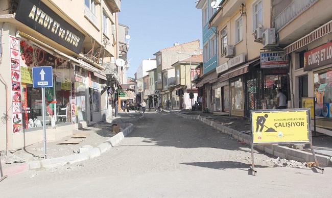 BELEDİYE CADDESİNDE HUMMALI ÇALIŞMA