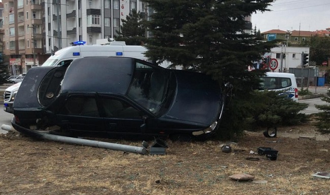 OTOMOBİL AĞACA ÇARPARAK DURABİLDİ