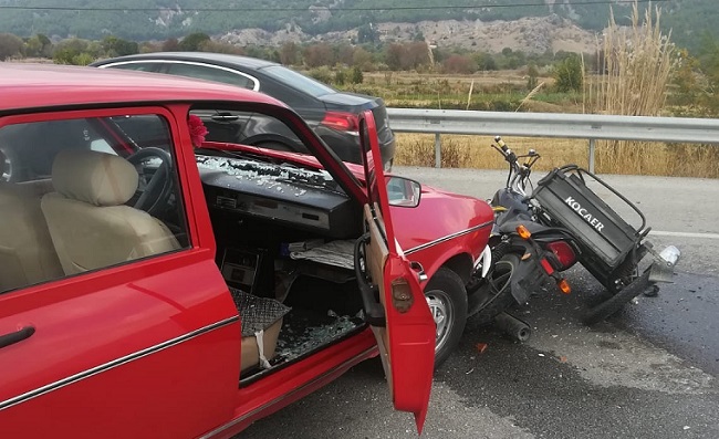 OTOMOBİL MOTOSİKLETE ÇARPTI: 2YARALI