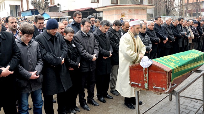 BABASI İÇİN İMZA KAMPANYASI BAŞLATTI
