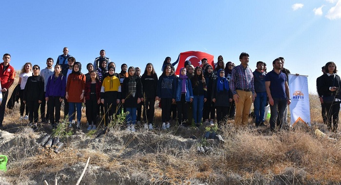 YÜKSEK OKUL ÖĞRENCİLERİ FİDAN DİKTİ