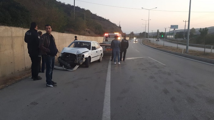 OTOMOBİL BETON DUVARA ÇARPTI