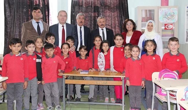 ŞAHİNER’DEN MİNİKLERE BAYRAKLI ROZET