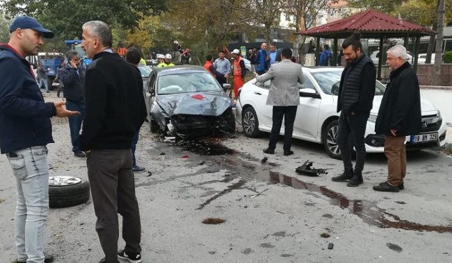 SÜRATLİ SÜRÜCÜ AĞAÇLARI DEVİRDİ