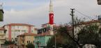 İMAM MİNAREYE TÜRK BAYRAĞI ASTI