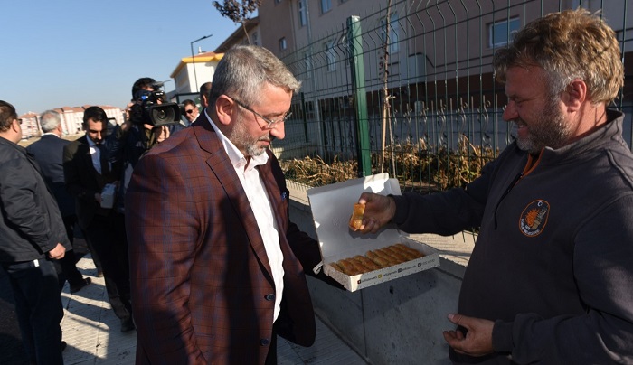 BAŞKAN AŞGIN’DAN İŞÇİLERE TATLI İKRAMI