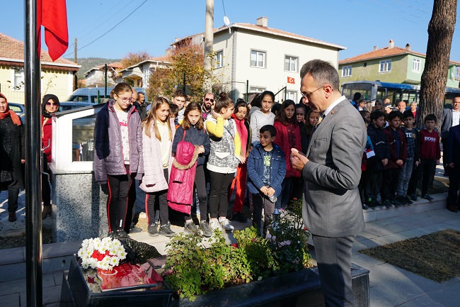 AYBÜKE ÖĞRETMEN KABRİ BAŞINDA ANILDI