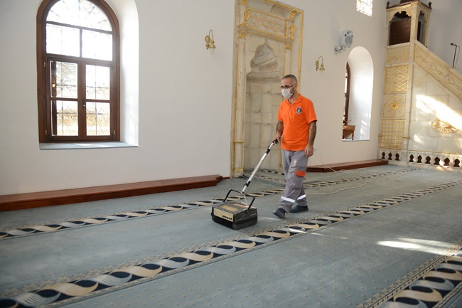 CAMİLERİN TEMİZLİĞİ ARALIKSIZ SÜRÜYOR