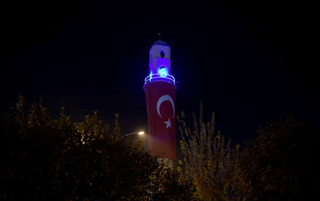 SAAT KULESİ MAVİ RENK İLE IŞIKLANDIRILDI