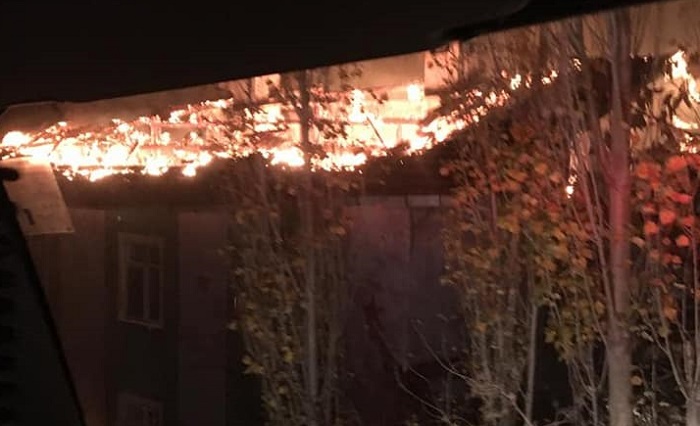 ÇATIDA ÇIKAN YANGIN KORKUTTU