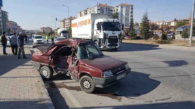 TIR OTOMOBİL İLE ÇARPIŞTI: 1 ÖLÜ