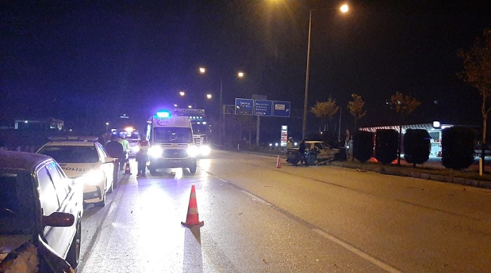 İKİ OTOMOBİL ÇARPIŞTI: 2 YARALI