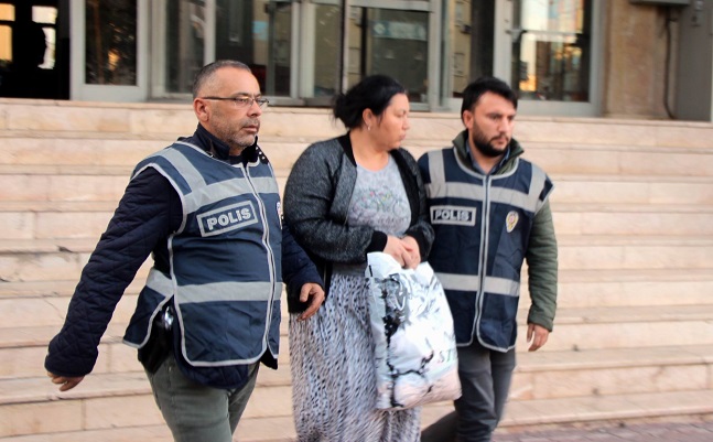 FİRARİ KADIN POLİSE YAKALANDI
