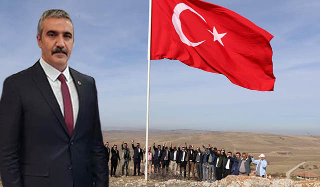 KÖYÜNE DEV TÜRK BAYRAĞI ASTI