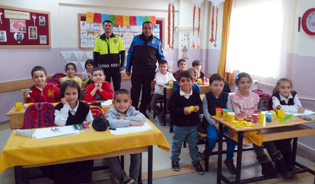 ÖĞRENCİLER TRAFİĞİ ÖĞRENİYOR!
