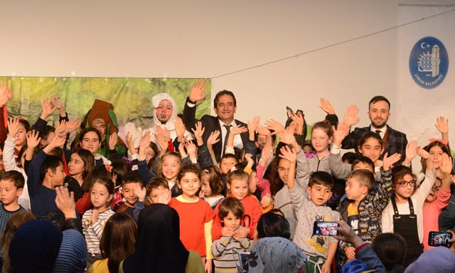 TİYATROYU ÇOK SEVDİLER