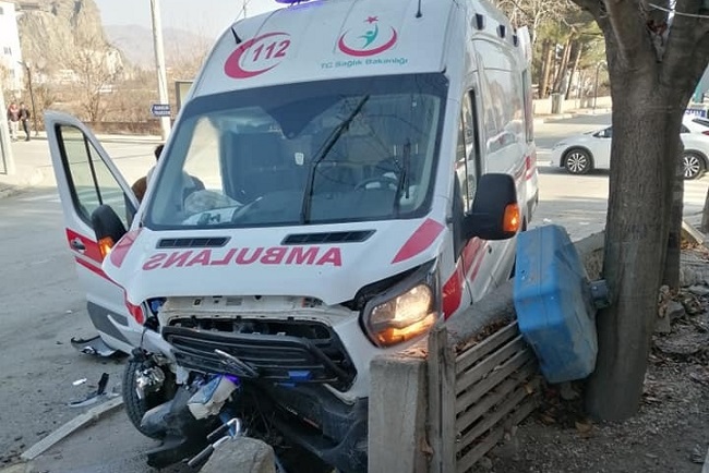 AMBULANS İLE OTOMOBİL ÇARPIŞTI