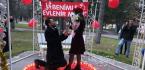 PARKTA ROMANTİK EVLİLİK TEKLİFİ