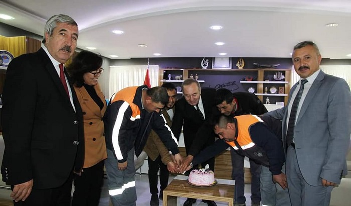 BAŞKAN’DAN PERSONELE SÜRPRİZ PASTA