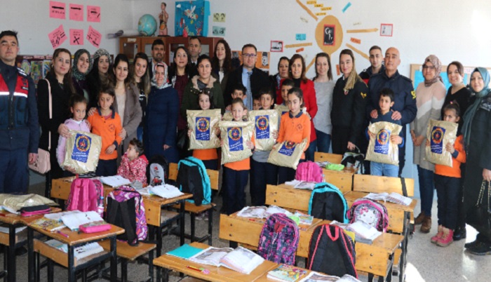 JANDARMA’DAN ÖĞRENCİLERE KIŞLIK YARDIM