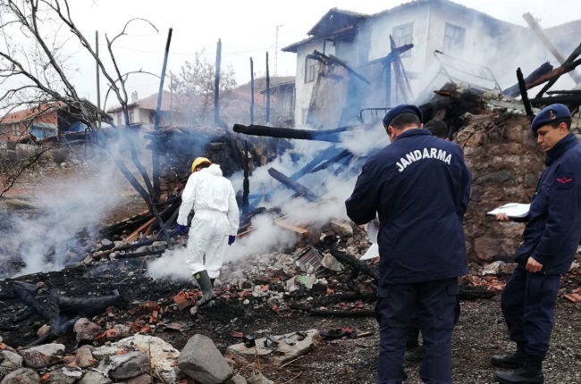 KÖYDE ÇIKAN YANGINDA 1 EV KÜL OLDU