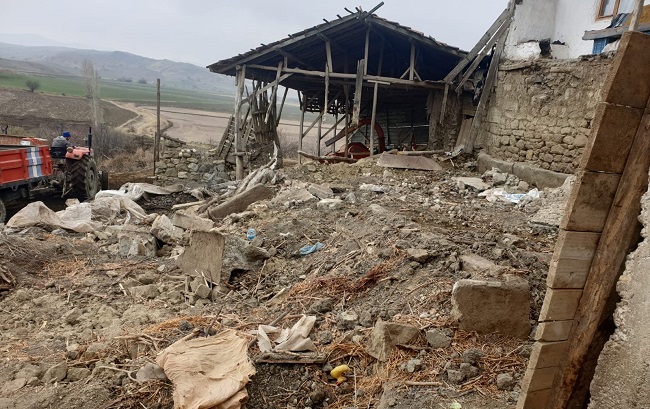ÇATI ÇÖKTÜ: 6 HAYVAN TELEF OLDU