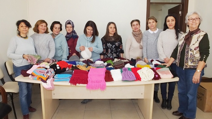 ÇOCUKLAR İÇİN ATKI VE BERE ÖRDÜLER