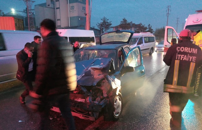 ARAÇ KAVŞAKTA TIRLA ÇARPIŞTI