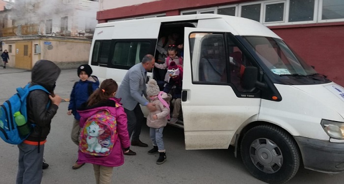 BAŞKAN’DAN ÖĞRENCİLERE SERVİS JESTİ