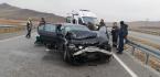 OTOMOBİL TIRA ÇARPTI: 2 YARALI