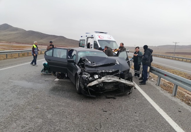 OTOMOBİL TIRA ÇARPTI: 2 YARALI