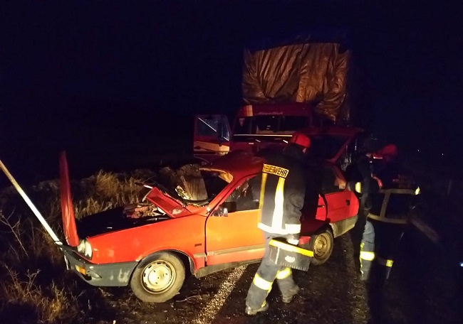 OTOMOBİL İLE KAMYON ÇARPIŞTI