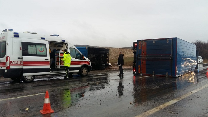 KARGO KAMYONU DEVRİLDİ: 2 YARALI