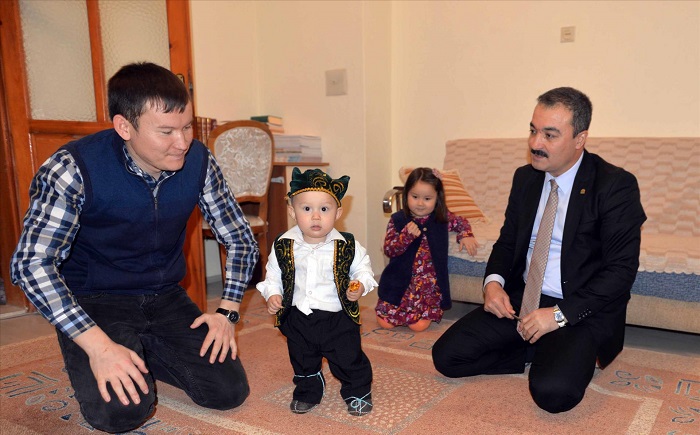 KAZAKİSTANLI ÖĞRENCİYE ATALIK JESTİ