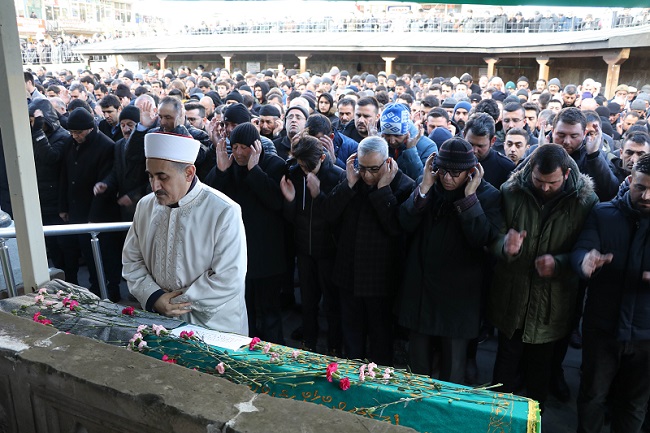 BIÇAKLI KAVGADA HAYATINI KAYBETTİ