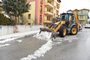ARA SOKAKLARDAKİ KARLAR TEMİZLENDİ
