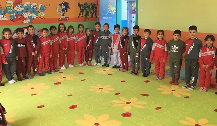 KASIM AKSOY ÇOCUKLARI SEVİNDİRDİ