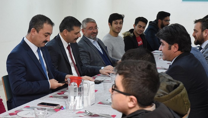 VALİ VE BAŞKAN GENÇLERLE BULUŞTU