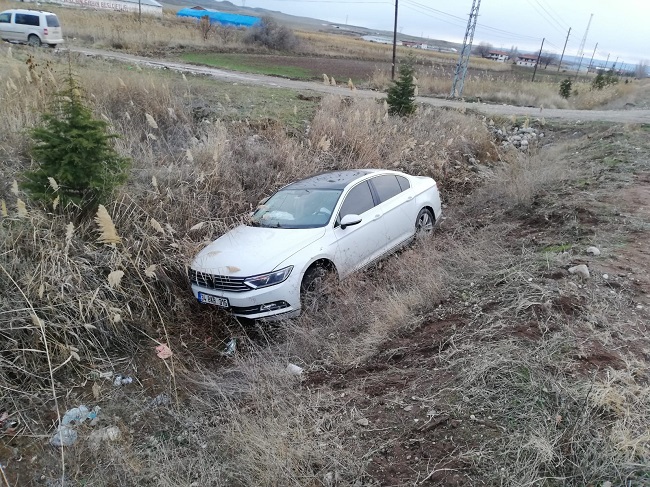 OTOMOBİL ŞARAMPOLE UÇTU:2 YARALI
