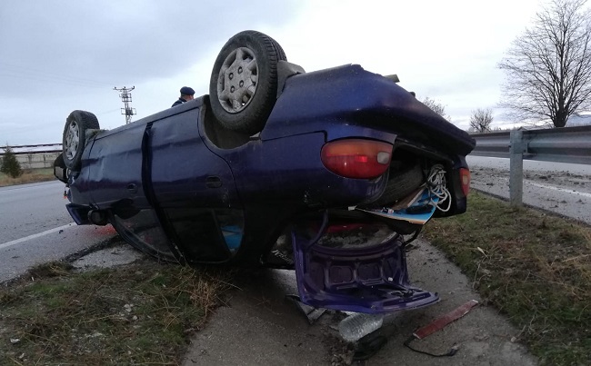 OTOMOBİL ORTA REFÜJE DEVRİLDİ