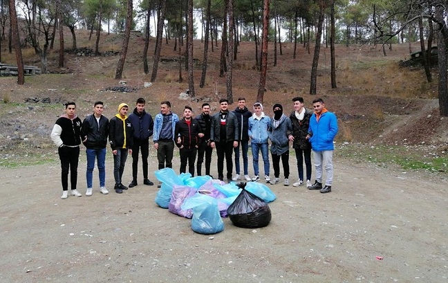 AK GENÇLİK ÇEVREYİ TEMİZLEDİ