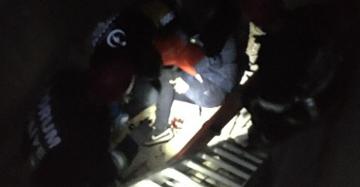 ASANSÖR BOŞLUĞUNA DÜŞEREK YARALANDI