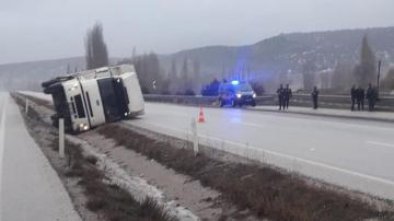 EŞYA YÜKLÜ KAMYON DEVRİLDİ