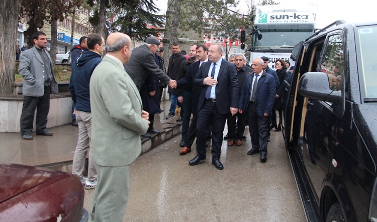 BAŞKAN YARDIMLARLA DEPREM BÖLGESİNE GİTTİ