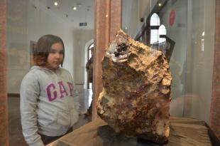 UZAYDAN GELEN TAŞA ZİYARETÇİ İLGİSİ