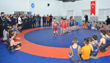 BELEDİYENİN SPOR TESİSİ HİZMETE AÇILDI