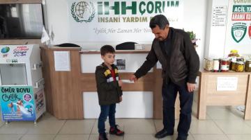 KUMBARASINDAKİ PARALARI İDLİB’E BAĞIŞLADI