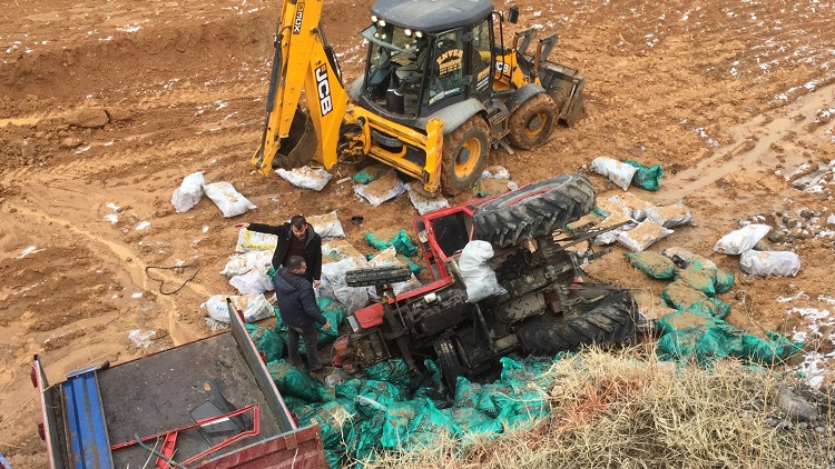 KÖMÜR YÜKLÜ TRAKTÖR DEVRİLDİ