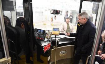 BAŞKAN HALK OTOBÜSÜNE BİNDİ