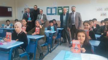 ÖMER SEYFETTİN’İN KİTAPLARINI DAĞITTILAR